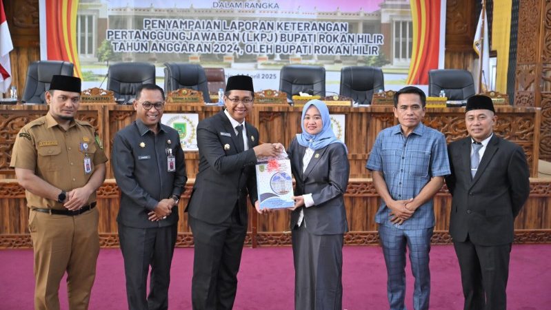 Pemkab Rohil Sampaikan LKPJ Bupati Tahun 2024 Melalui Rapat Paripurna DPRD