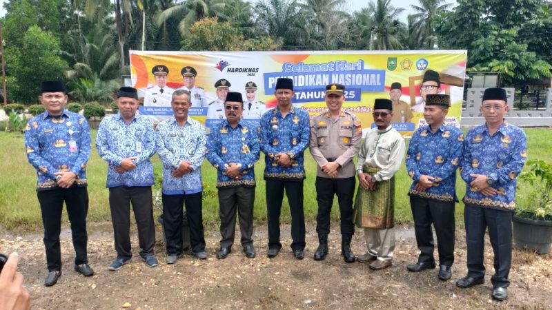 Kapolsek Kempas Hadiri Upacara Hardiknas di SMA Negeri Dharma Kecamatan Kempas dan Tanam 100 Bibit Pohon