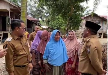 Bupati Pelalawan Kunker Di Desa Muaro Sako Diskusi pada Masyarakat Terdampak Banjir