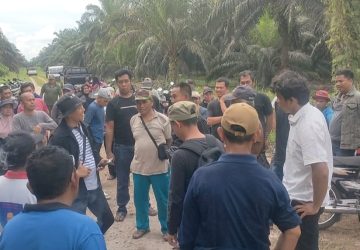 Anggota Kelompok Tani Kubersa dan Masyarakat Desa Pantai Raja Halau Pemasangan Patok Oleh Kelompok Hanafi CS