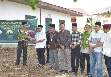 Bupati Kasmarni Serahkan Sapi Kurban Presiden Prabowo Subianto di Masjid Besar Arafah Duri