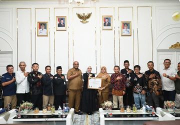 Bupati Siak Afni-Syamsurizal Terima Penghargaan dari KPU Republik Indonesia