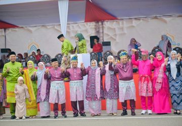 Ribuan Peserta Tumpah Ruah, Gubernur Riau Lepas Pawai Ta’aruf MTQ Provinsi Riau ke-43