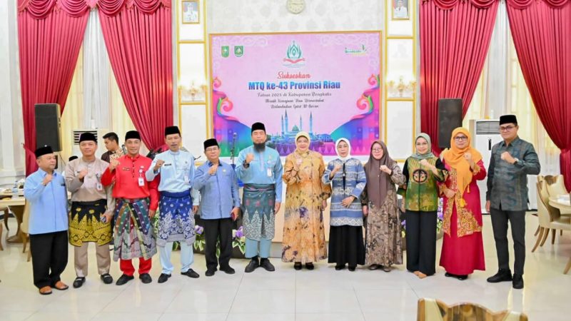 Selesaikan Tugas Pengawasan, Bupati Bengkalis Antar Kepulangan Istri Menag RI