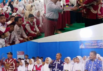 Bantu Tekan Angka Putus Sekolah, 190 Siswa di Koto Tengah Terima Alat Tulis