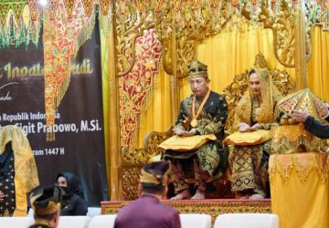 Kapolri Terima Penganugerahan Adat Ingatan Budi Dari LAM Riau, Bupati Bengkalis Hadiri Prosesi Penganugerahan