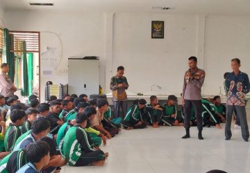 Kapolsek Ipda Sarlose Mesra Edukasi Guru dan Murid SMKN 1 Rambah Samo tentang Pentingnya Jaga Lingkungan