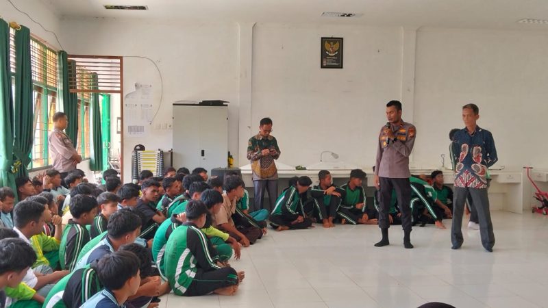 Kapolsek Ipda Sarlose Mesra Edukasi Guru dan Murid SMKN 1 Rambah Samo tentang Pentingnya Jaga Lingkungan