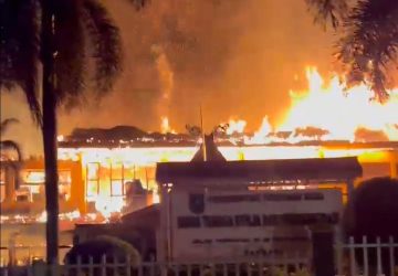 Gedung Kantor Disnaker Riau Dilalap Sijago Merah
