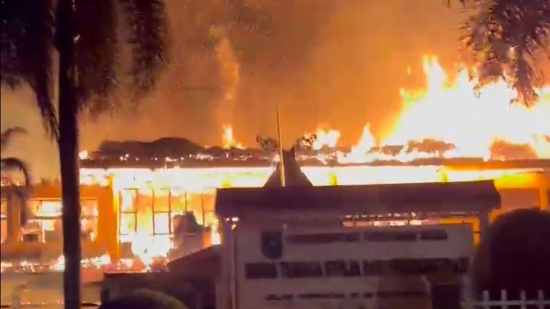 Gedung Kantor Disnaker Riau Dilalap Sijago Merah