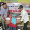 Kades Koto Dua Lama Tunjukkan Komitmennya Serahkan Buku dan Alat Tulis Gratis ke 160 Siswa