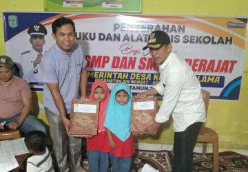 Kades Koto Dua Lama Tunjukkan Komitmennya Serahkan Buku dan Alat Tulis Gratis ke 160 Siswa