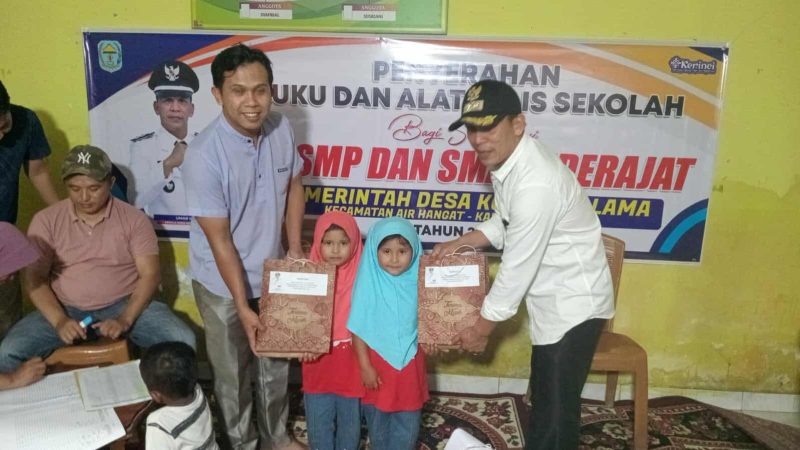 Kades Koto Dua Lama Tunjukkan Komitmennya Serahkan Buku dan Alat Tulis Gratis ke 160 Siswa