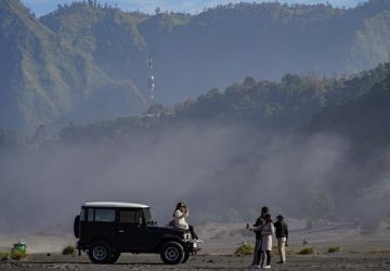 Pesona Bromo Dihiasi Kabut Tipis