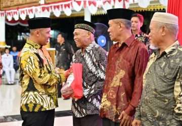 Pemkab Bengkalis Berikan Cenderamata Kepada Pejuang dan Perancang Lambang Kabupaten Bengkalis