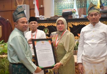 Gubernur Riau Anugerahkan Penghargaan Kepada Syekh H Muhammad Yusuf dan H Arsyad MS Tokoh Pejuang Asal Kabupaten Bengkalis