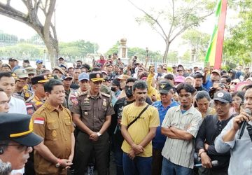 Ketegangan di Desa Bangun Jaya Makin Memanas, Warga Demo di Kantor Bupati Rohul