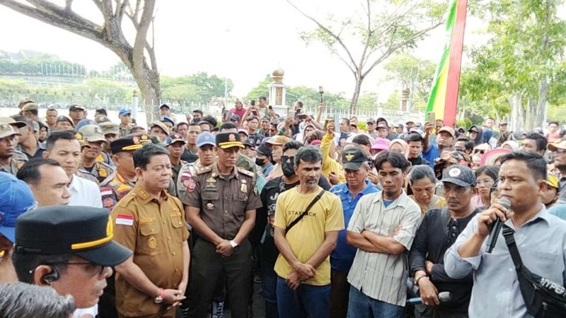 Ketegangan di Desa Bangun Jaya Makin Memanas, Warga Demo di Kantor Bupati Rohul