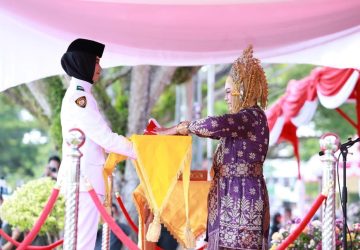 Bupati Siak Pimpin Upacara HUT RI Ke-80, Tampil Mengenakan Pakaian Adat Melayu