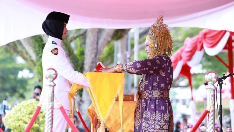 Bupati Siak Pimpin Upacara HUT RI Ke-80, Tampil Mengenakan Pakaian Adat Melayu