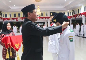 Bupati Hadiahi Paskibraka Muara Enim Karya Wisata ke 3 Kota Indonesia