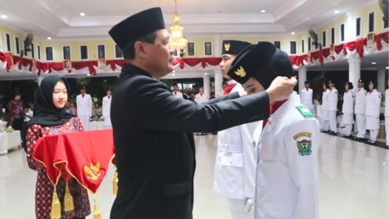 Bupati Hadiahi Paskibraka Muara Enim Karya Wisata ke 3 Kota Indonesia