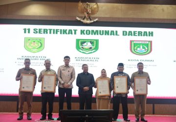 Bupati Kasmarni Terima dua Sertifikat KIK dari Kementerian Hukum RI