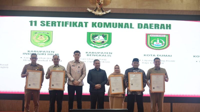 Bupati Kasmarni Terima dua Sertifikat KIK dari Kementerian Hukum RI