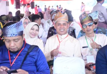 Semarak Pestival Pacu Jalur tradisional, Bupati Bengkalis Hadir Kenakan Baju Melayu Lengkap