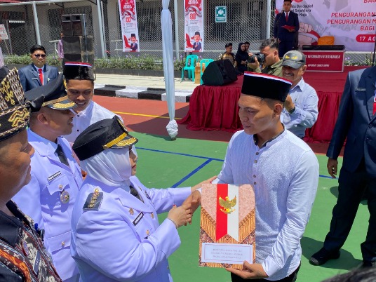 Remisi Momentum Perbaikan Diri, HUT Ke-80 RI Wujudkan Semangat Persatuan dan Kemajuan Bangsa, Bupati Kasmarni Serahkan Surat Keputusan