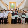 Bupati Kasmarni Serahkan Bantuan Beasiswa Kepada 14 Putra-Putri Kabupaten Bengkalis yang akan Kuliah Di Al-Azhar Kairo Mesir