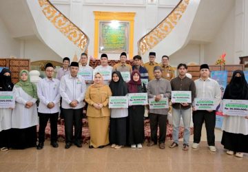 Bupati Kasmarni Serahkan Bantuan Beasiswa Kepada 14 Putra-Putri Kabupaten Bengkalis yang akan Kuliah Di Al-Azhar Kairo Mesir