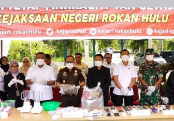 Pemusnahan Barang Bukti di Rohul: Kajari dan Bupati Tekankan Pentingnya Menjauhi Narkoba dan Tindak Pidana
