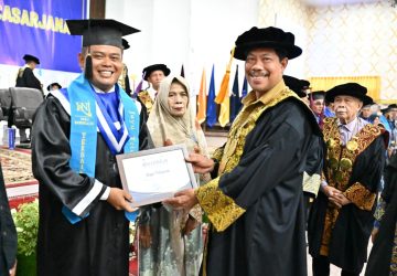 Wisuda Sarjana ke XVII INSJ, Bupati Pesankan Tingkatkan Kemampuan dan Memperluas Wawasan