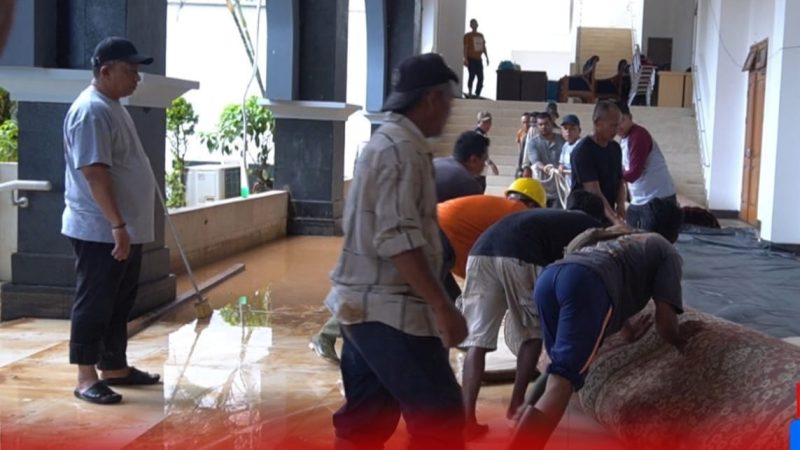 Hujan Deras Uji Coba Sistem Drainase Islamic Centre Pasir Pengaraian, Bupati Anton Pimpin Penanganan Darurat