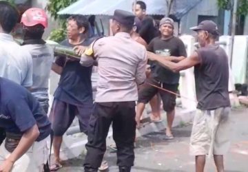 Kerja Bakti di Sungai Ploso, Polsek Nganjuk Kota Ajak Warga Antisipasi Banjir