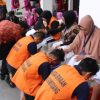 Momen Haru di Lapas Sumedang, Warga Binaan Basuh dan Cium Kaki Ibu