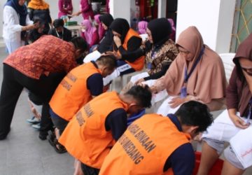 Momen Haru di Lapas Sumedang, Warga Binaan Basuh dan Cium Kaki Ibu
