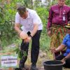 Launching Penanganan Pohon Di Sekolah, Wawako Markarius Tanam Pohon di SMPN 44