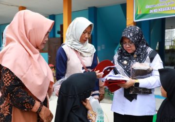 Bupati Afni Serahkan Seragam Sekolah Gratis, Tahap Berikut akan Disalurkan Sebanyak 2000 Seragam Kepada Siswa SD, SMP Hingga SMA se-Kabupaten Siak