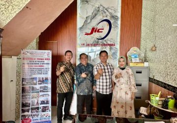 Wujudkan Tenaga Kerja Profesional, Disnakertrans Muba Kawal Keberangkatan Era Lestari dan Fitriyanti sebagai Caddy Profesional ke Malaysia