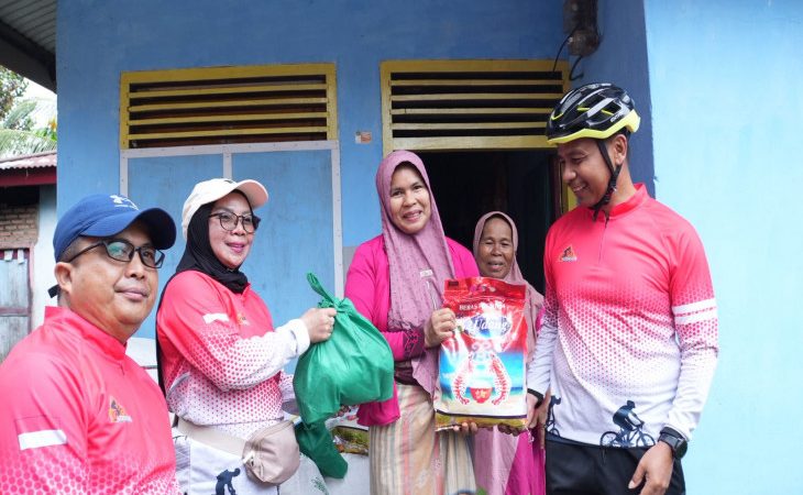 Sambut Ramadhan 1446 H, Pemkab Kampar dan Komunitas Sepeda Salurkan Sembako Door to Door