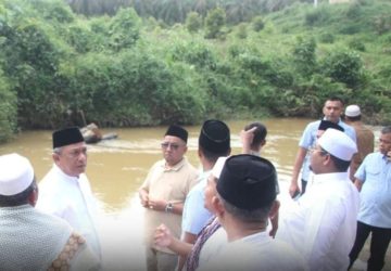Bupati Anton Dukung Ketahanan Pangan Lokal, Serahkan Bantuan Ribuan Bibit Ika di Lubuk Larangan Surau Suluk