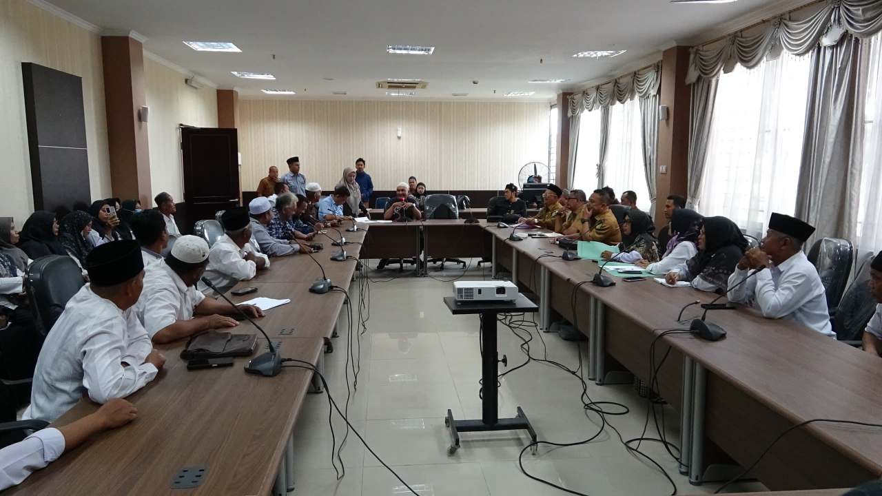 Kontrak Tak Diperpanjang, Puluhan Guru Bantu Mengadu ke DPRD Inhil