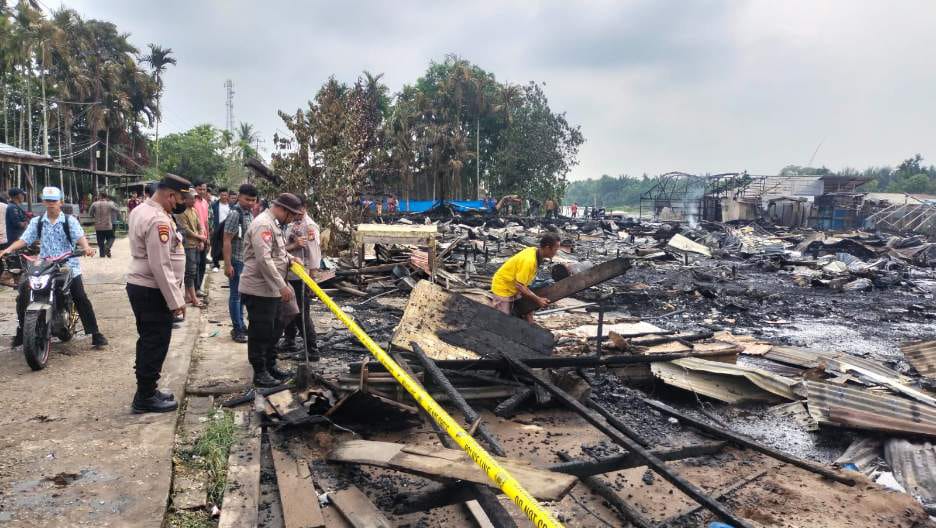 Dini Hari Membara di Desa Simpang Gaung, 15 Rumah Ludes Dilalap Api