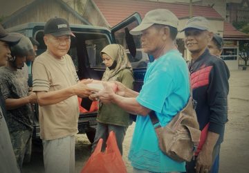 Berbagi Keberkahan Ramadan, PJID Inhil Salurkan Paket Takjil untuk Buruh Pelabuhan