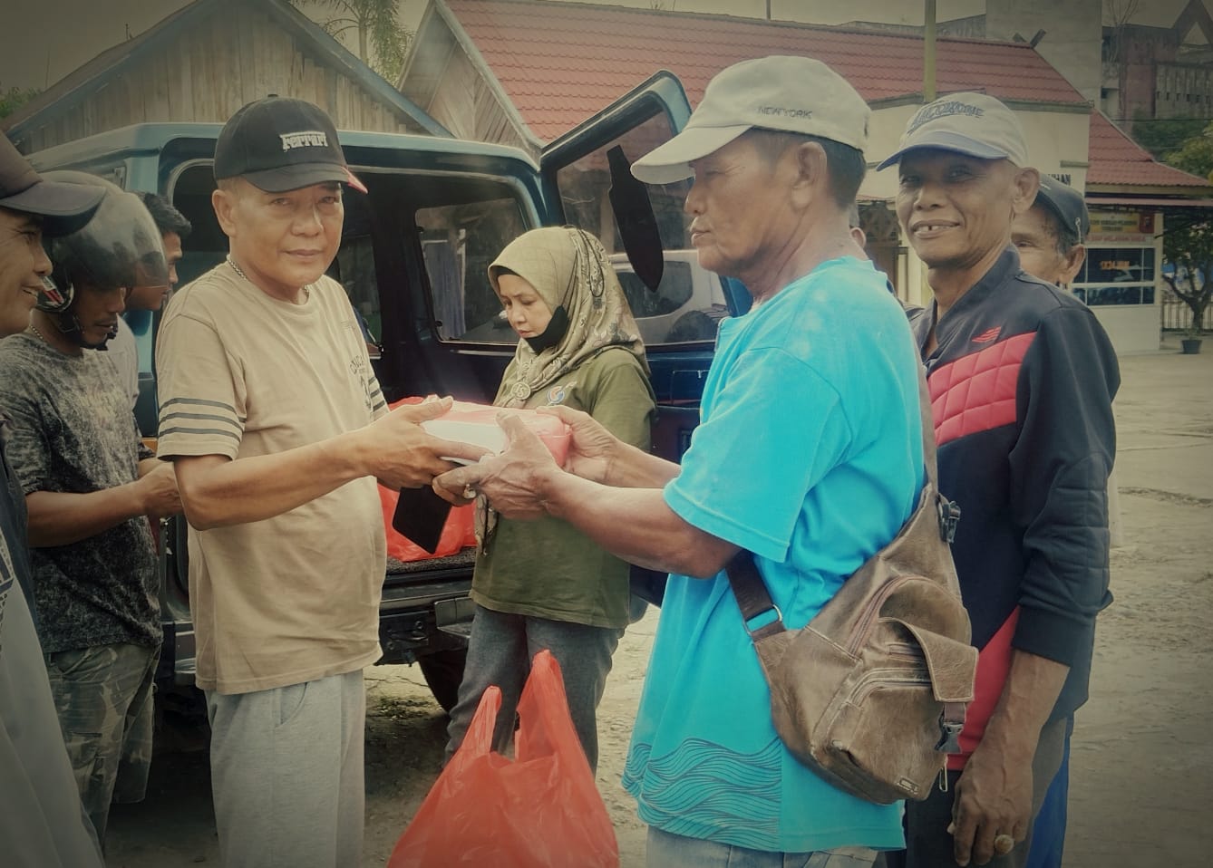 Berbagi Keberkahan Ramadan, PJID Inhil Salurkan Paket Takjil untuk Buruh Pelabuhan