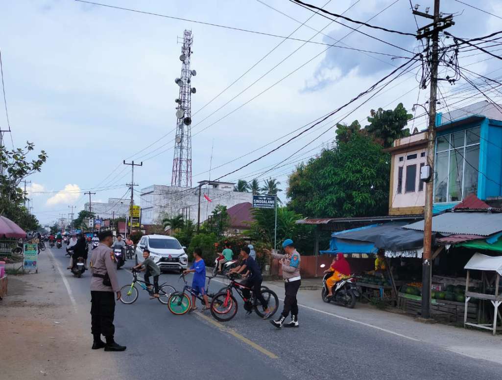 Jaga Kenyamanan Warga Berburu Takjil, Polsek Tempuling Amankan Pasar Wadai Ramadhan