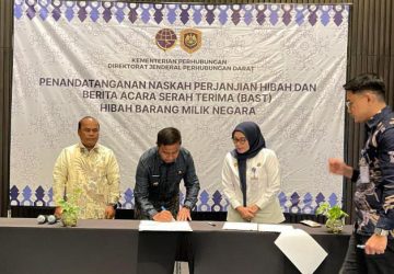 Tingkatkan Akses Pendidikan, Bupati Kampar Tandatangani NPHD Hibah Bus Sekolah dari Kemenhub RI