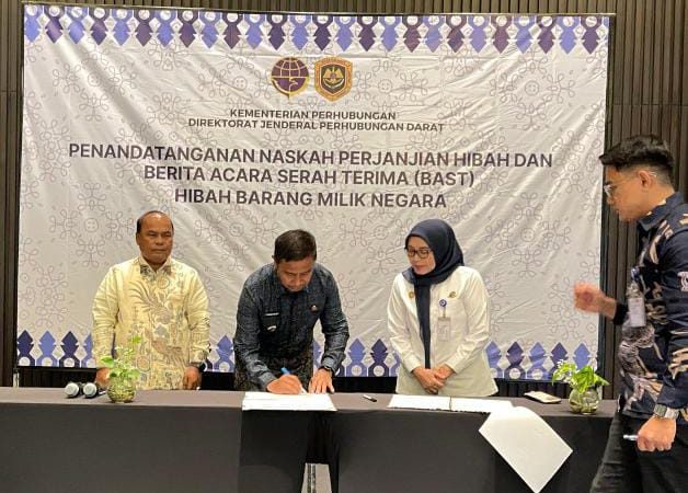 Tingkatkan Akses Pendidikan, Bupati Kampar Tandatangani NPHD Hibah Bus Sekolah dari Kemenhub RI